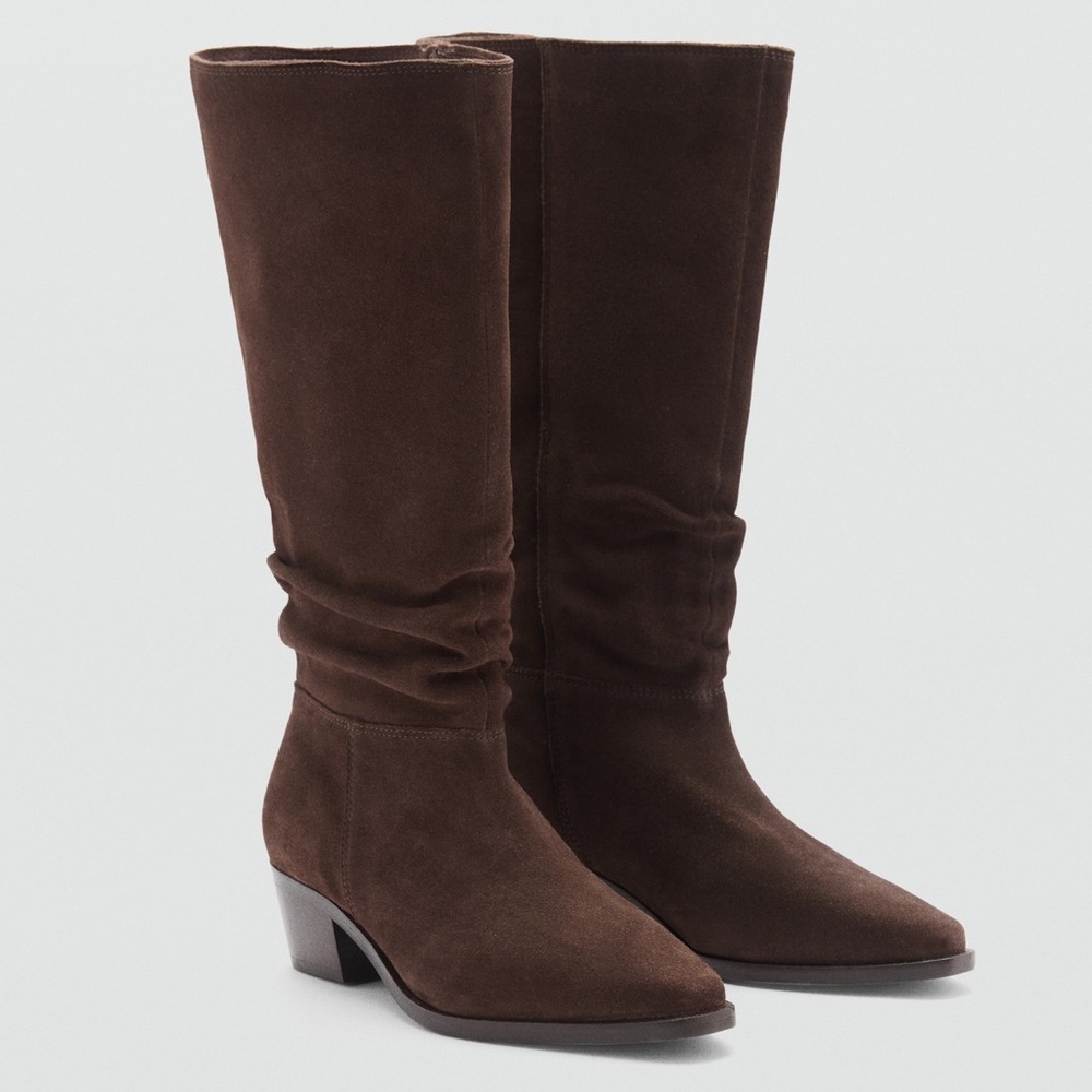 100% bovine leather. Long design. Square heel. Height: 5cm. Zipper closure.